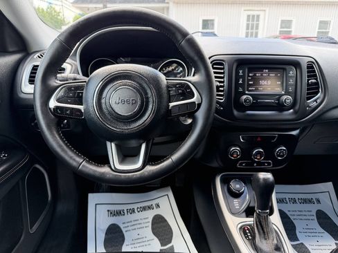 Used 2018 Jeep Compass Latitude w/ Cold Weather Group AWD/4WD image 9