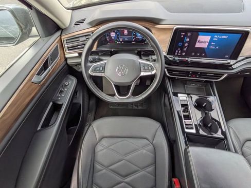 Used 2024 Volkswagen Atlas SE image 18