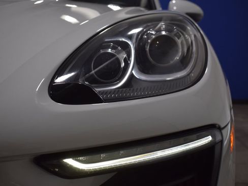 Used 2018 Porsche Macan S image 32