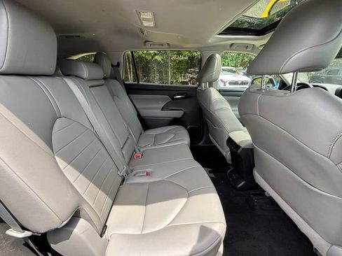 Used 2022 Toyota Highlander XLE FWD image 22