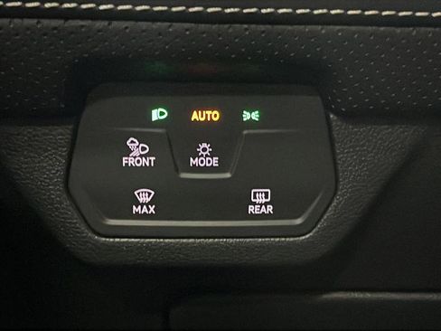 Used 2025 Volkswagen Atlas SE image 8