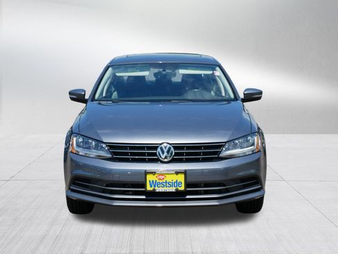 Used 2018 Volkswagen Jetta SE FWD image 2