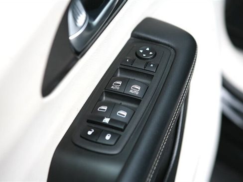 Used 2023 Chrysler Pacifica Touring-L FWD image 9