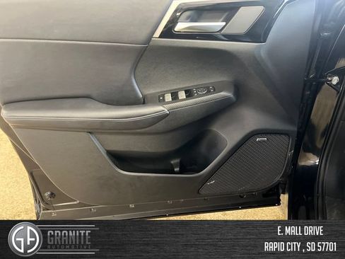 Used 2025 Mitsubishi Outlander SE FWD image 11