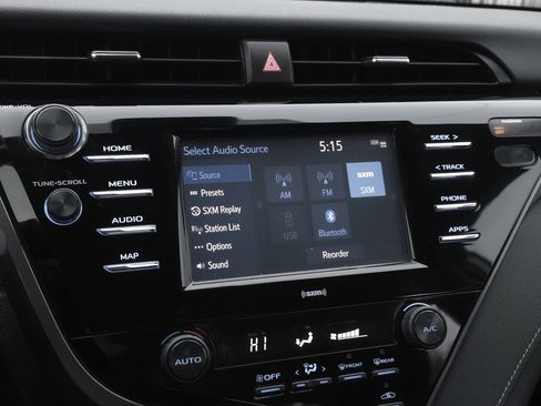 Used 2020 Toyota Camry SE image 13