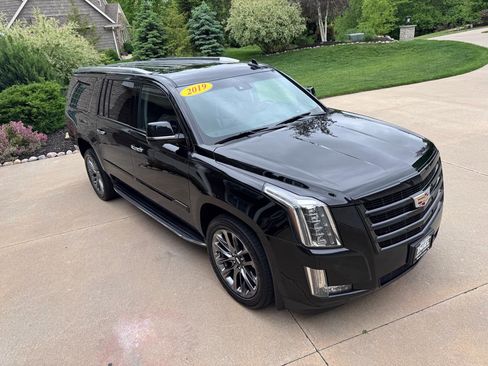 Used 2019 Cadillac Escalade ESV Luxury w/ Escalade Sport Edition AWD/4WD image 36
