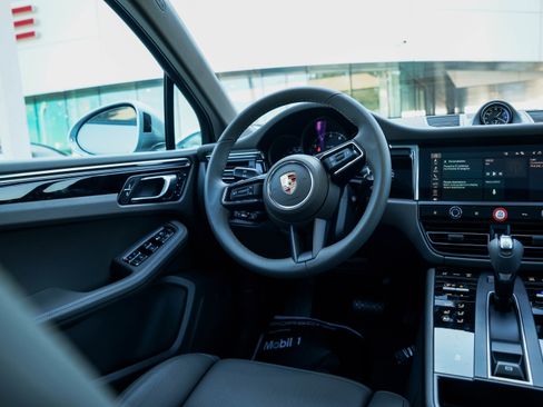 Certified 2025 Porsche Macan image 24
