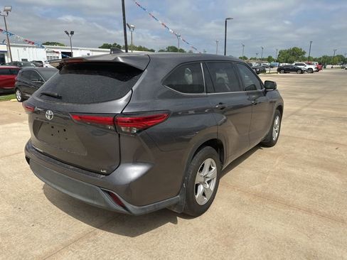 Used 2021 Toyota Highlander LE FWD image 31