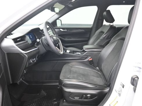 Used 2025 Jeep Grand Cherokee 4WD image 9