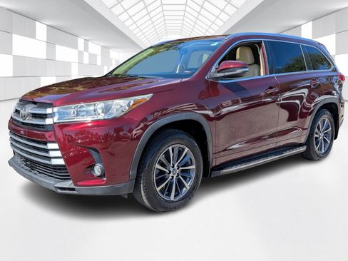 Used 2018 Toyota Highlander XLE image 3