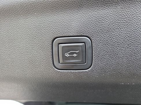 Used 2023 Chevrolet Suburban Premier image 28