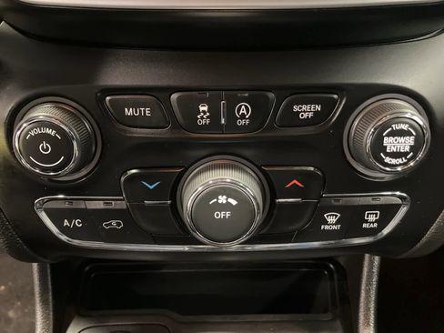 Used 2020 Jeep Cherokee Latitude Plus w/ Cold Weather Group image 18