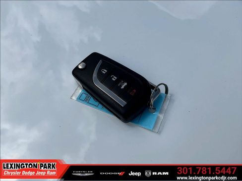 Used 2018 Toyota Camry SE FWD image 34