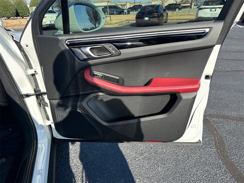 Used 2022 Porsche Macan image 14