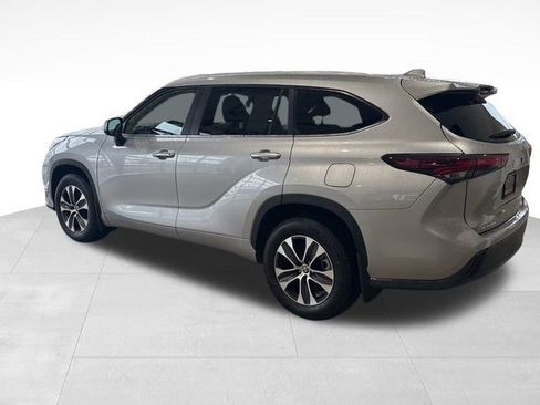 Used 2025 Toyota Highlander AWD image 3