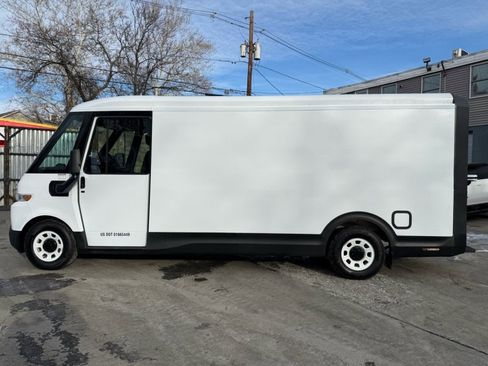 Used 2025 Chevrolet Brightdrop 600 w/ Power Door Package image 3
