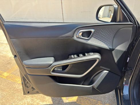 Used 2023 Kia Soul LX w/ LX Technology Package FWD image 32