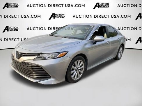 Used 2018 Toyota Camry LE FWD image 1