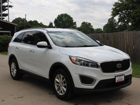 Used 2017 Kia Sorento FWD image 2