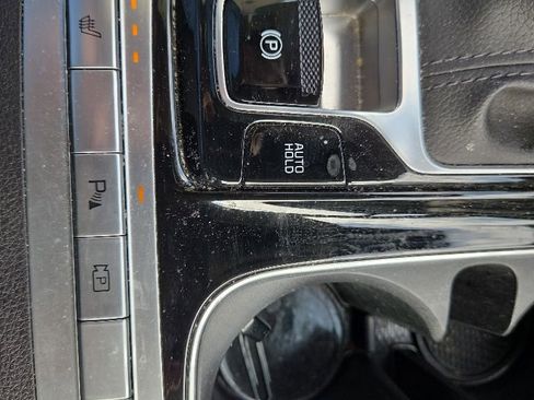 Used 2024 Kia Carnival EX FWD image 8