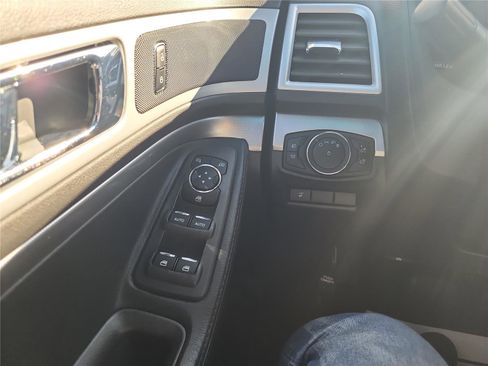 Used 2015 Ford Explorer XLT w/ Equipment Group 202B image 33