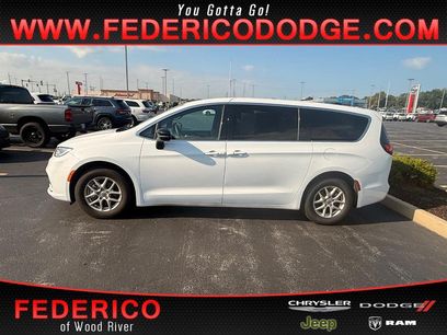 Used 2025 Chrysler Pacifica Select