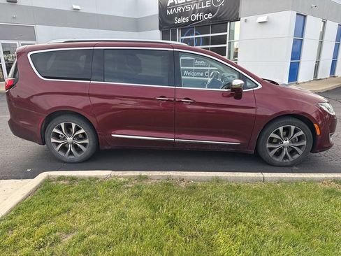 Used 2017 Chrysler Pacifica Limited w/ Advanced Safetytec Group FWD image 4