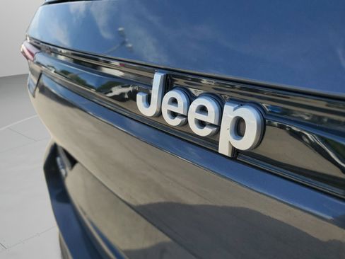 Certified 2025 Jeep Grand Cherokee Limited w/ Trailer Tow Package AWD/4WD image 7