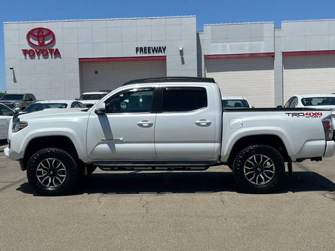 Used 2022 Toyota Tacoma TRD Sport w/ Technology Package AWD/4WD image 9