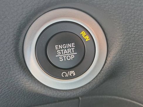 Used 2024 Chrysler Pacifica Limited FWD image 17