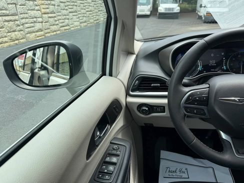 Used 2023 Chrysler Pacifica Touring-L FWD image 17