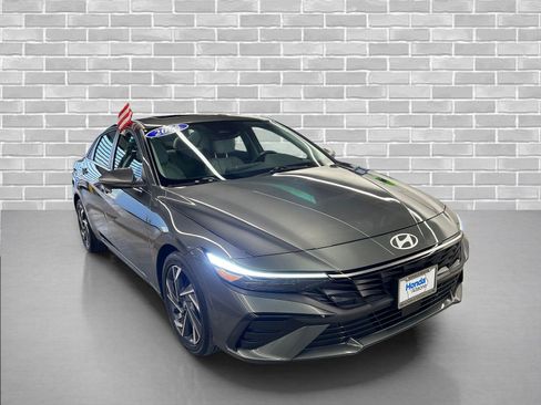 Used 2025 Hyundai Elantra Limited image 7