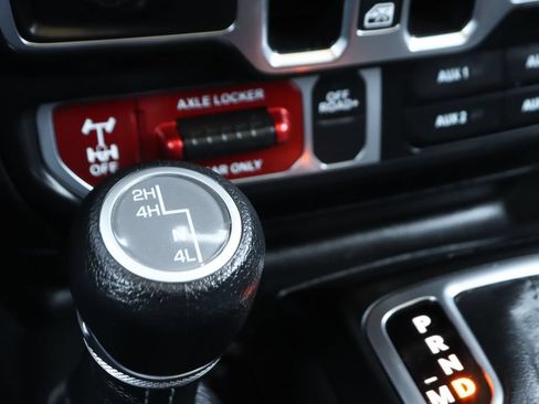 Used 2025 Jeep Gladiator Mojave AWD/4WD image 32