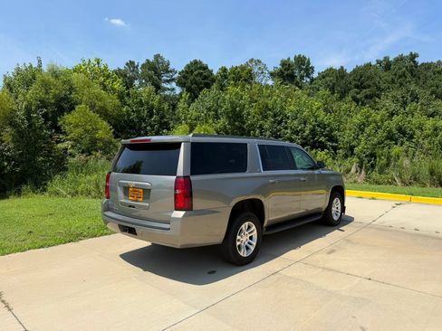 Used 2018 Chevrolet Suburban LT RWD image 10