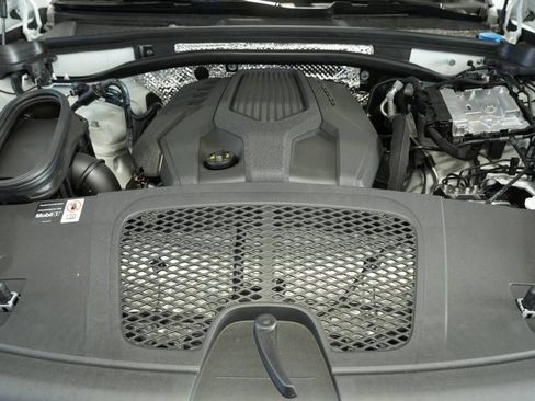 Certified 2025 Porsche Macan image 30