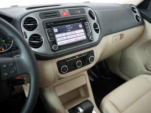 Used 2010 Volkswagen Tiguan SE AWD/4WD image 18