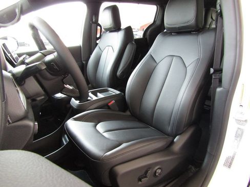 New 2027 Chrysler Pacifica Select AWD/4WD image 22