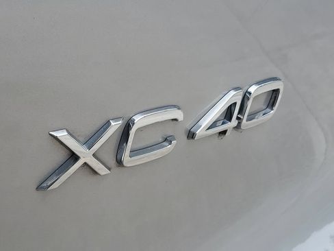 Certified 2023 Volvo XC40 B5 Plus w/ Driver Assist Package AWD/4WD image 9