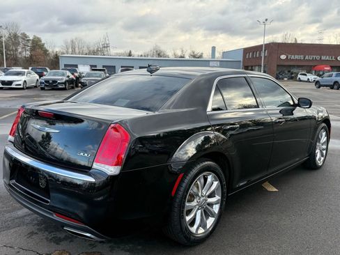 Used 2018 Chrysler 300 Touring L image 4