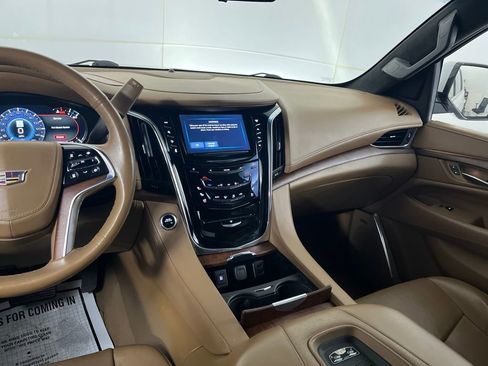 Used 2017 Cadillac Escalade Platinum image 36
