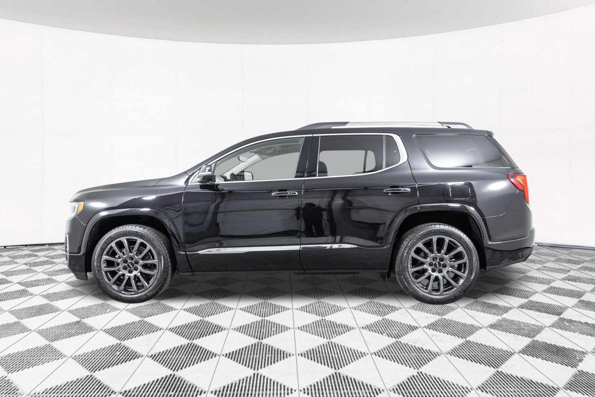 Used 2023 GMC Acadia Denali w/ Black Diamond Edition AWD/4WD image 17