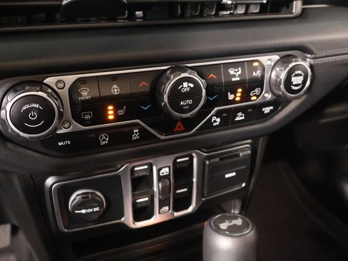 Used 2025 Jeep Wrangler Unlimited Sahara AWD/4WD image 8
