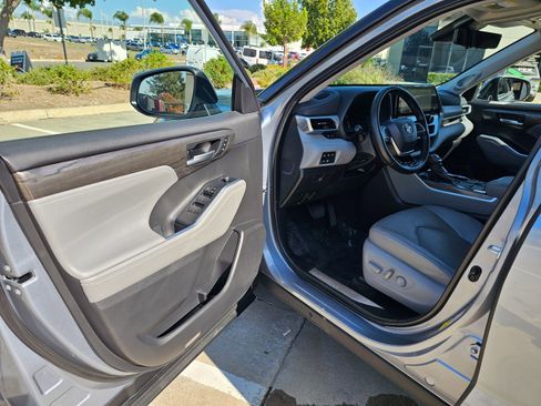 Used 2023 Toyota Highlander Platinum image 15
