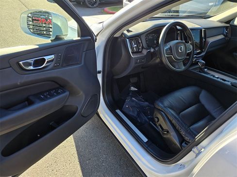 Used 2021 Volvo XC60 T5 Momentum w/ Advanced Package image 19