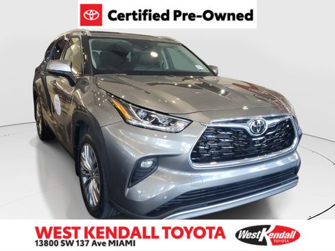 Certified 2025 Toyota Highlander Platinum AWD/4WD image 1