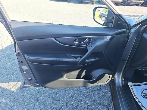 Used 2017 Nissan Rogue S w/ Appearance Package FWD image 9