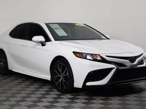 Used 2022 Toyota Camry SE FWD image 3