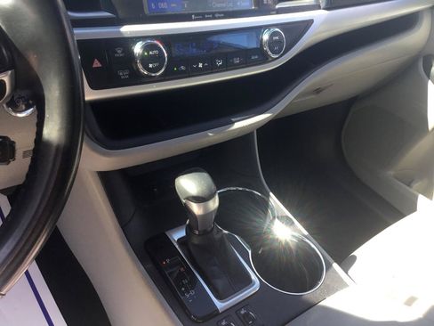 Used 2019 Toyota Highlander XLE AWD/4WD image 20