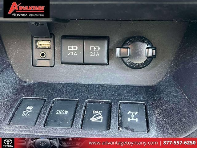 Used 2018 Toyota Highlander Plus AWD/4WD image 30