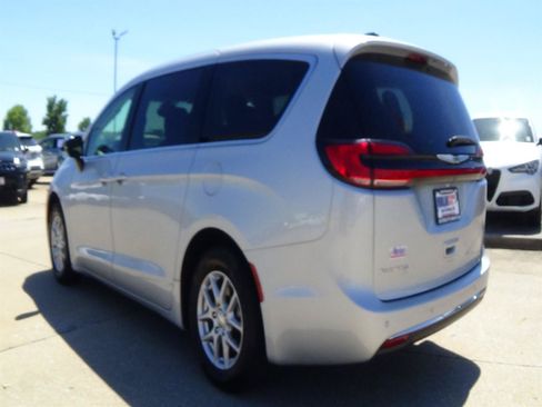 Certified 2024 Chrysler Pacifica Touring-L FWD image 8